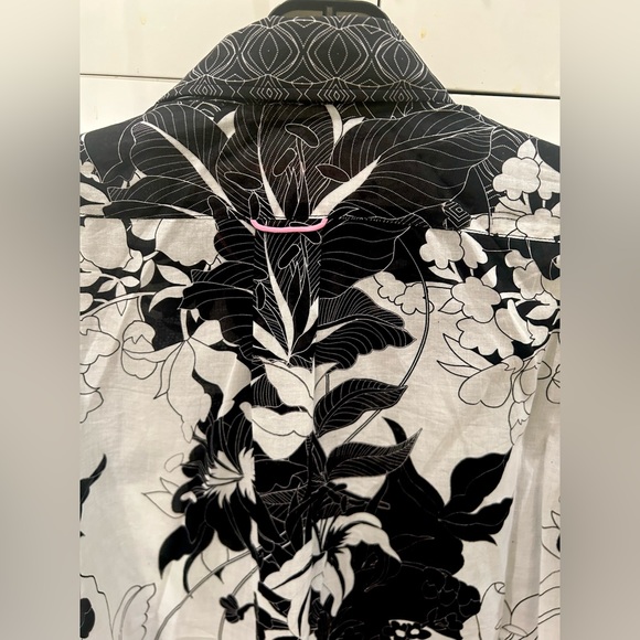 ROBERT GRAHAM Woman’s “Carrie” Floral Shirt - MSRP $258 - Picture 3 of 8